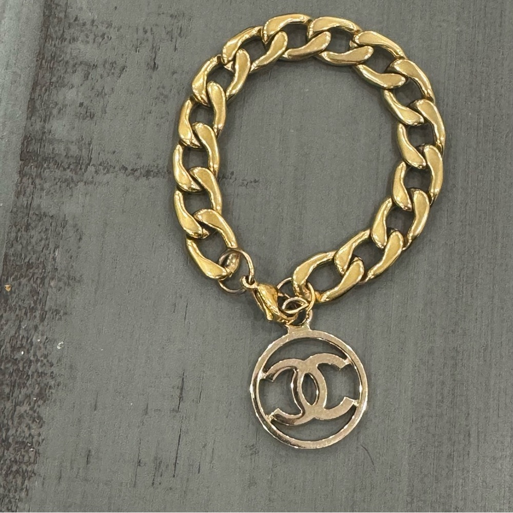 Authentic Chanel CC Logo Pendant w/ an unbranded Gold tone link chain bracelet